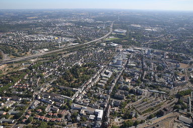 Von oben: der Stadtteil Wiesdorf (vorne im Bild)