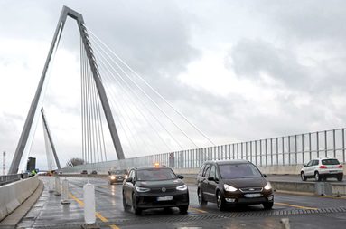Die ersten Autos fahren auf der neuen Teilbrücke
