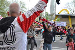 Fans feiern vor dem Stadion
