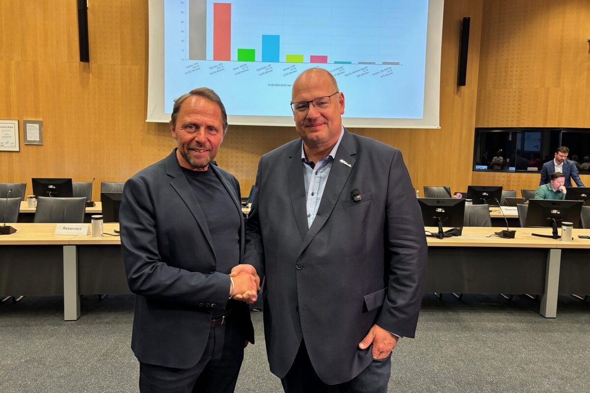 Symbolbild zwei Wahlhelfende an einer Wahlurne