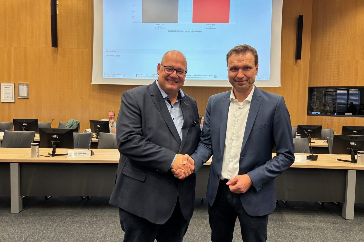 Alexander Lünenbach gratuliert Stefan Hebbel zur Wahl des Oberbürgermeisters