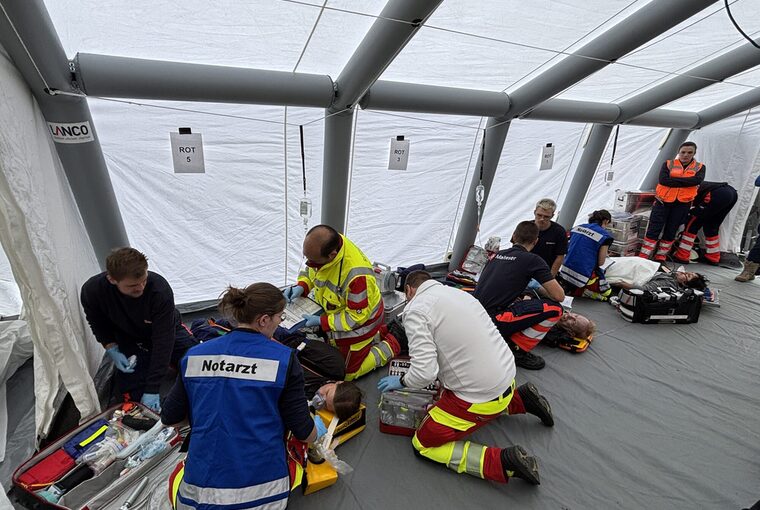 Alle helfenden Personen bei der Katastrophenschutzübung in der Bayarena