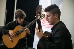 Zwei junge Musiker beim Gitarrespielen