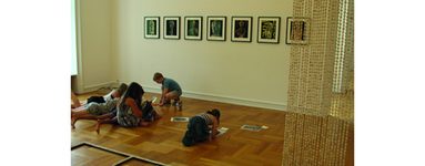 Kind sitzend in der Kunstausstellung