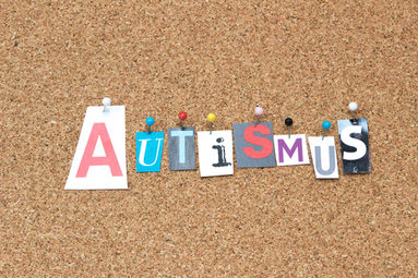 Buchstaben "Autismus" hängen an Pinnwand