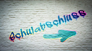 Graffiti an Wand "Schulabschluss"