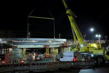 Nachtarbeiten an der neuen Bahnüberführung an der Rathenaustraße