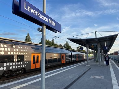 Der ausgebaute Halt Leverkusen Mitte hat nun zwei S-Bahn-Gleise.