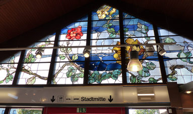 Das Fenster des Künstlers Paul Weigmann im Giebel des Bahnhofgebäudes