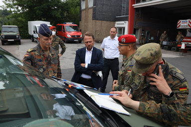 Lagebesprechung mit Feuerwehr, Bundeswehr und Oberbürgermeister Richrath