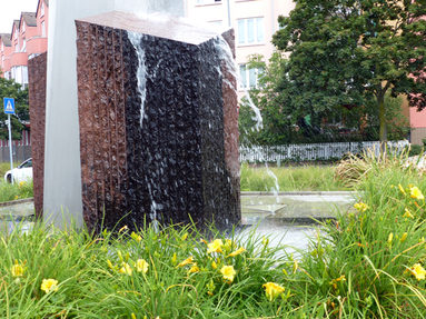 Detail des Foest-Brunnens mit Wasserschleier und Blumen