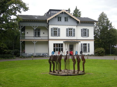 Stahl-Skulpturengruppe vor der Villa Wuppermann