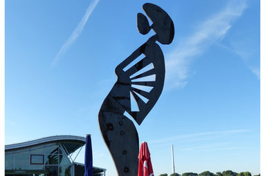 Ausschnitt der Stahl-Skulptur am Rheinufer