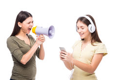 Mutter mit Megaphone und Tochter mit Kopfhörern und Handy