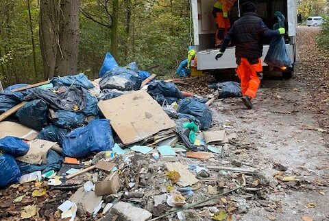 JSL-Team "Sauberes Leverkusen" im Einsatz gegen wilden Müll.
