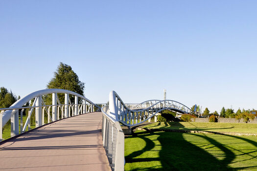 Die Neulandbrücke im gleichnamigen Park an der Rheinallee wird instandgesetzt.