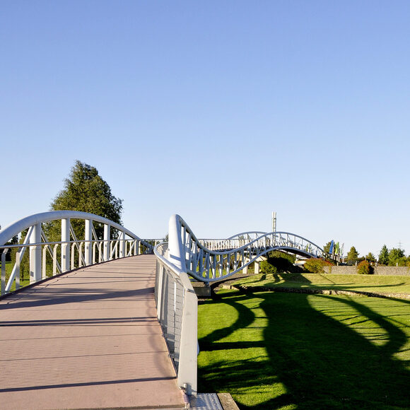 Die Neulandbrücke im gleichnamigen Park an der Rheinallee wird instandgesetzt.