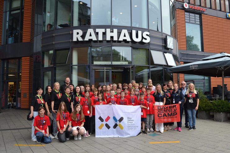 Die Kindergruppe aus Nikopol mit Bürgermeisterin, Betreuerinnen, Vertretenden des Veranstalters und des Sponsors vor dem Rathaus