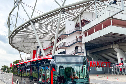 Pendelbus vor BayArena