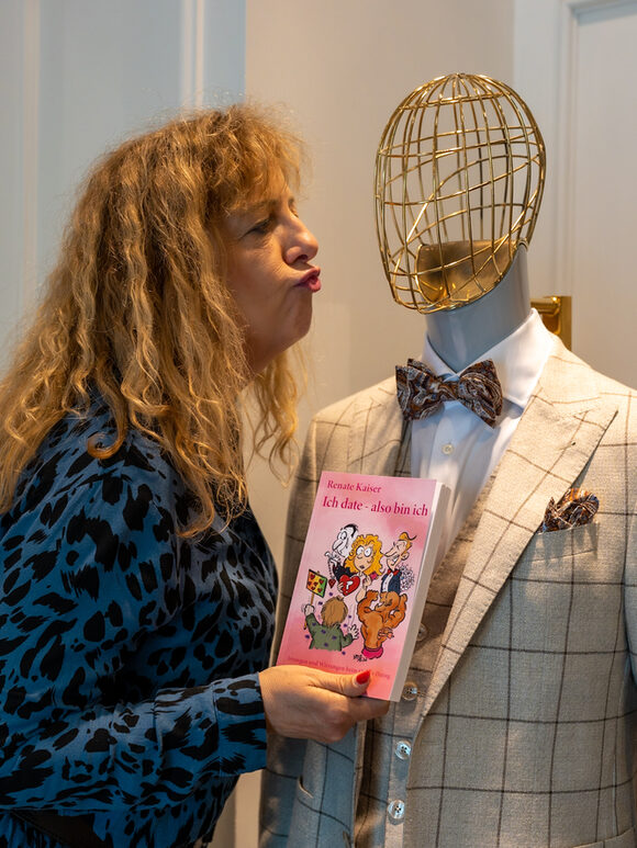 Renate Kaiser mit ihrem Buch „Ich date, also bin ich – Irrungen und Wirrungen im Online-Dating“