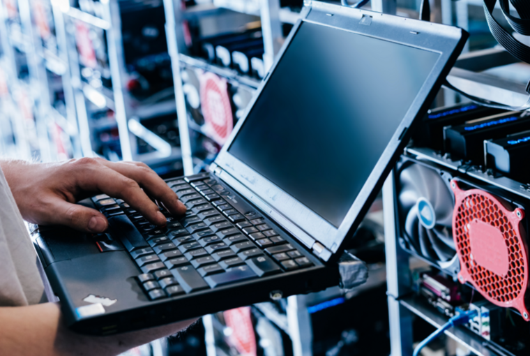 Laptop in einem Rechenzentrum