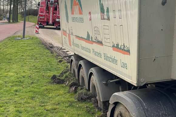 Festgefahren: Ein Schwertransporter im Neuland-Park