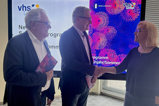 Bildungsdezernent Marc Adomat sowie VHS-Leiter Dr. Günter Hinken begrüßen neue Bereichsleiterin