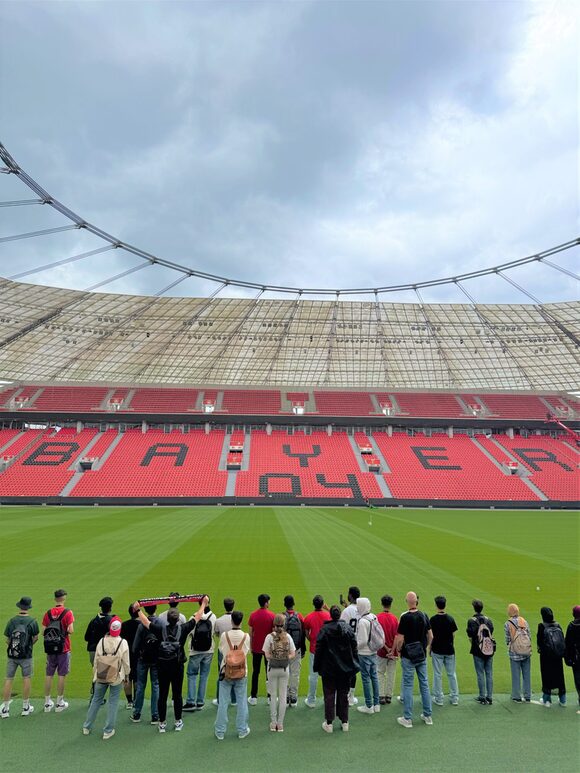 Schülergruppe vor Tribüne