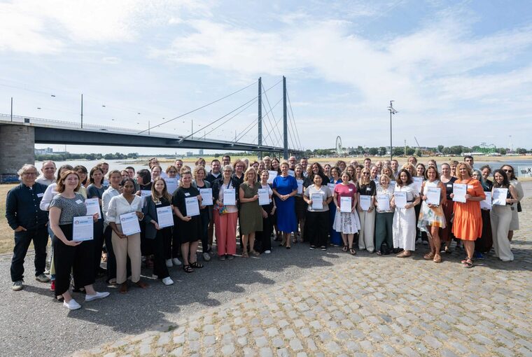 Gruppenfoto mit allen Netzwerken und Ministerin Ina Brandes