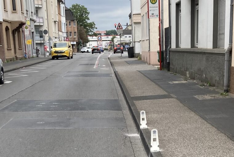 Sichtzeichen am Bordstein der Stixchesstraße