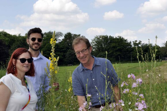 Bezirksbürgermeistern Michaela di Padova, Ulrich Hammer, Fachbereichsleiter Stadtgrün und Lars Dietrich, Leiter NaturGut Ophoven sprechen über Pflanzen