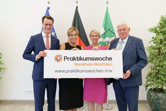 von links: NRW-Ministerpräsident Hendrik Wüst, NRW-Wirtschaftsministerin Mona Neubaur, NRW-Schulministerin Dorothee Feller, NRW-Arbeitsminister Karl-Josef Laumann