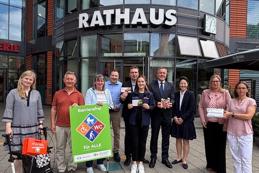 Gemeinsam stellten Kristin Menzel (wupsi), Bernd Schuster, Kerstin Schallehn (beide Behindertenbeirat), Tim Feister (Malteser Hilfsdienst), Alexander Lünenbach, Beigeordneter für Bürger, Umwelt und Soziales, Franziska Loef (Malteser), Professor Dr. Nico Schäfer (Klinikum Leverkusen), Jasmina Hahn (Klinikum), Mirja Stevens (Leiterin Gesundheitsamt) und Susanne Petry (DRK) das Programm des Leverkusener Gesundheitstages und des Tags der Inklusion vor.