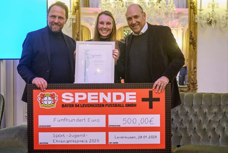 Gianna Ingber (Mitte), die erste Preisträgerin, geehrt von Oberbürgermeister Uwe Richrath (l.) und Bayer 04-Geschäftsführer (Vorsitz) Fernando Carro (r.)