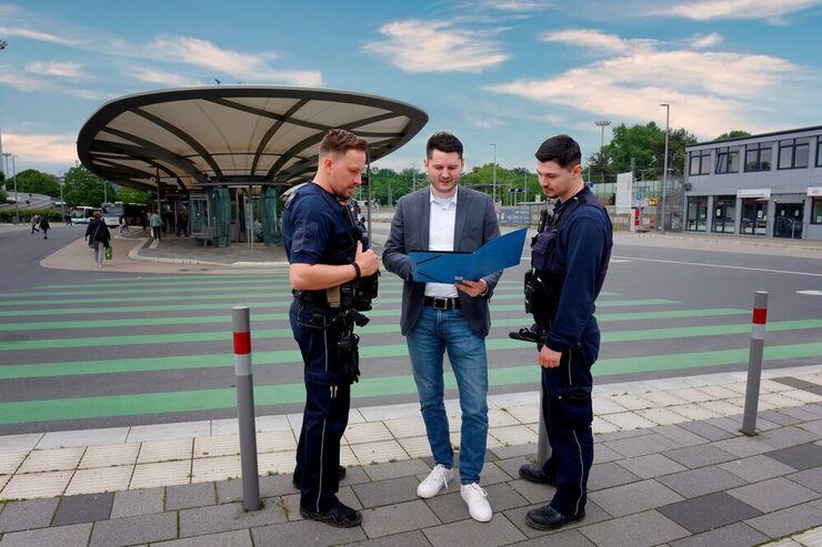 Drei Männer des Kommunalen Ordnungsdienstes vor dem Busbahnhof Wiesdorf