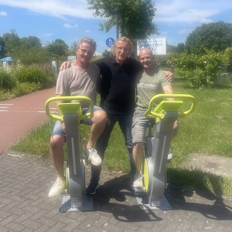 v.lks.: Armin Kühler, Geschäftsführer Frank Grunzke und Jan Peter Nikiferow bei der Übergabe der smarten Spinning Bikes