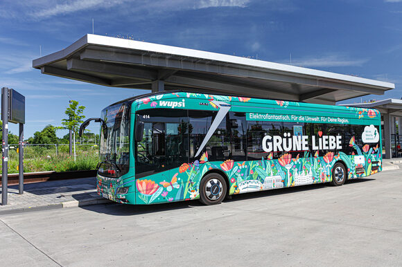 Ein Bus der wupsi GmbH steht an einer Haltestelle