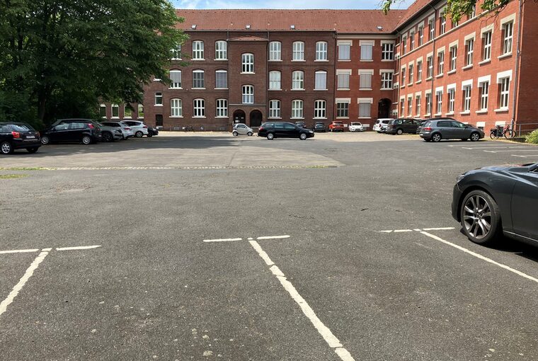 Hot-Spot: Der frühere Schulhof auf der Rückseite der Musikschule ist fast völlig asphaltiert. Das wird sich ändern.