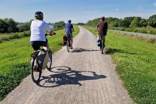 Immer dem Rhein nach- Radfahrende am Rhein