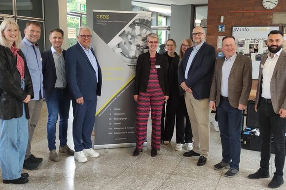 Gruppenfoto zur Eröffnung (v.l.n.r.): Katharina Schwermer (Arbeitgeberservice Agentur für Arbeit Leverkusen); Jörg Kuhl (GSBK); Pascal Sahlmen (Geschäftsführer operativ, Agentur für Arbeit); Marc Adomat (Stadtdirektor, Stadt Leverkusen); Dr. Margot Ohlms (Schulleiterin, GSBK); Annika Schaefer (Kommunale Koordinierungsstelle Übergang Schule – Beruf, Stadt Leverkusen); Angelika Herbertz (Leiterin Kommunale Koordinierungsstelle Übergang Schule – Beruf, Stadt Leverkusen); Alexander Deutsch (Berufskolleg für Wirtschaft & Verwaltung Leverkusen); Luer Ebermann (Schulleiter, Berufskolleg für Wirtschaft & Verwaltung Leverkusen) und Ali Livan (GSBK)