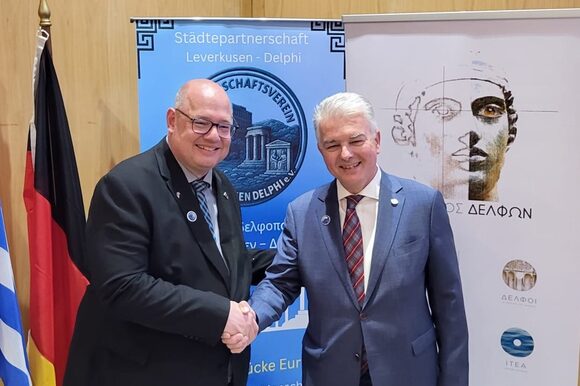 Oberbürgermeister Stefan Hebbel und Bürgermeister von Delphi Panagiotis Tagalis (v.l.n.r.)
