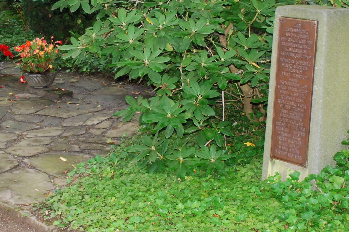 Gedenkstein an die Opfer des Zugunglück auf dem Friedhof Scherfenbrand