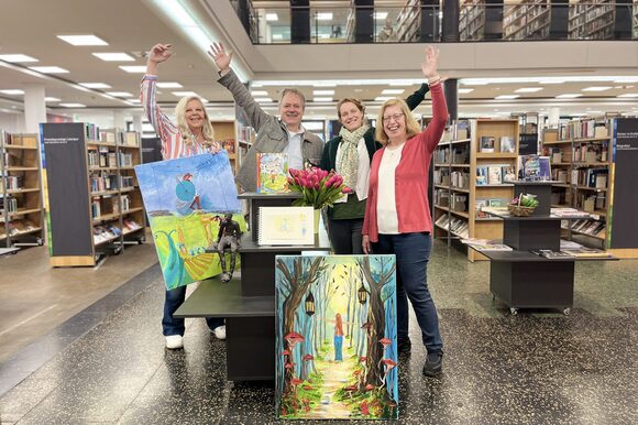 Künstler präsentieren ihre Heldenfiguren