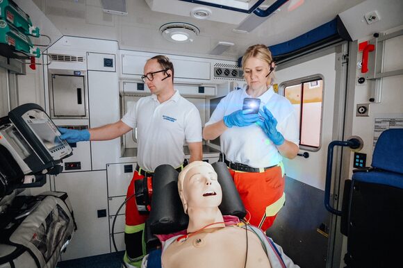 Rettungssanitäter in einem mit TNA-Technik ausgestatteten RTW.