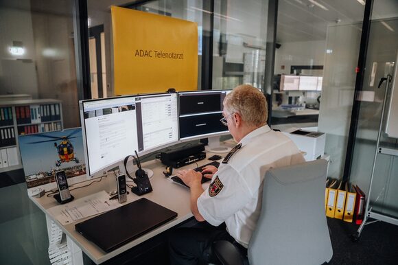 Telenotarzt am Arbeitsplatz in der Leitstelle.