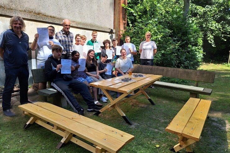 Teilnehmende und Dozenten des zdi-Kurs rund um die Sitzgruppe