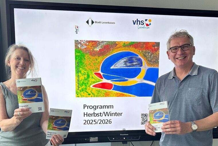 VHS-Leiter Günter Hinken und seine Stellvertreterin Uta Wagner präsentieren das neue Programmheft der Volkshochschule für das nächste Semester