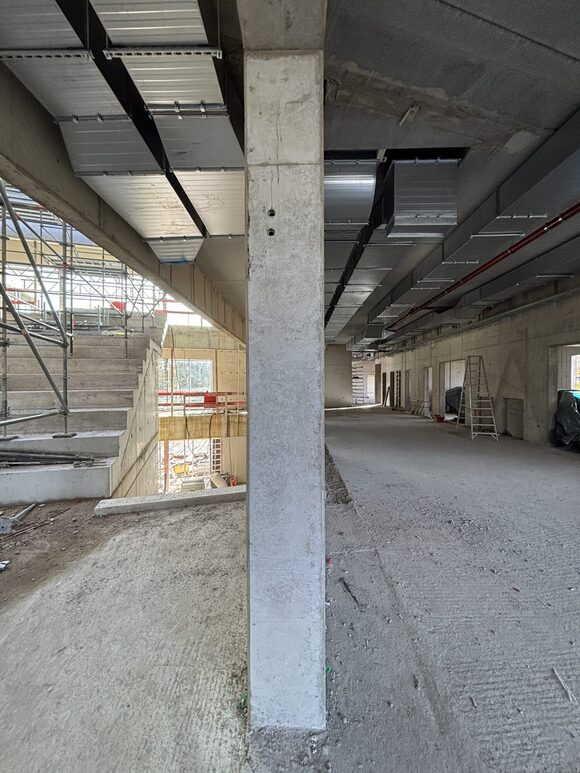 Innenansicht mit Treppenhaus 1. Etage Regenbogenschule