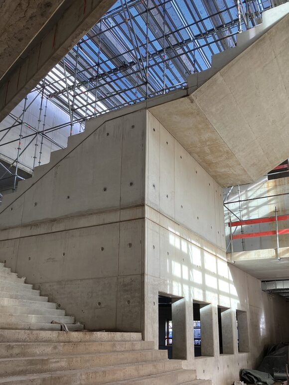 Innenansicht Treppenhaus Regenbogenschule