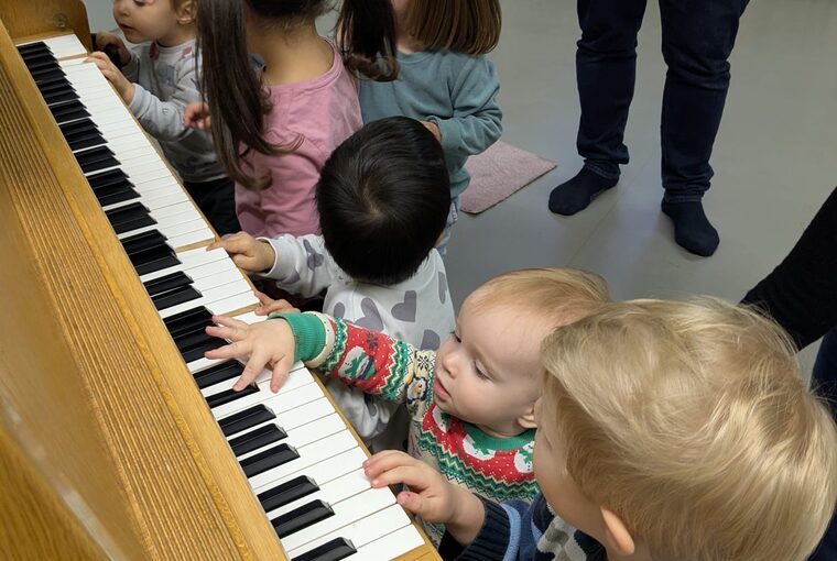 Kinder am Klavier